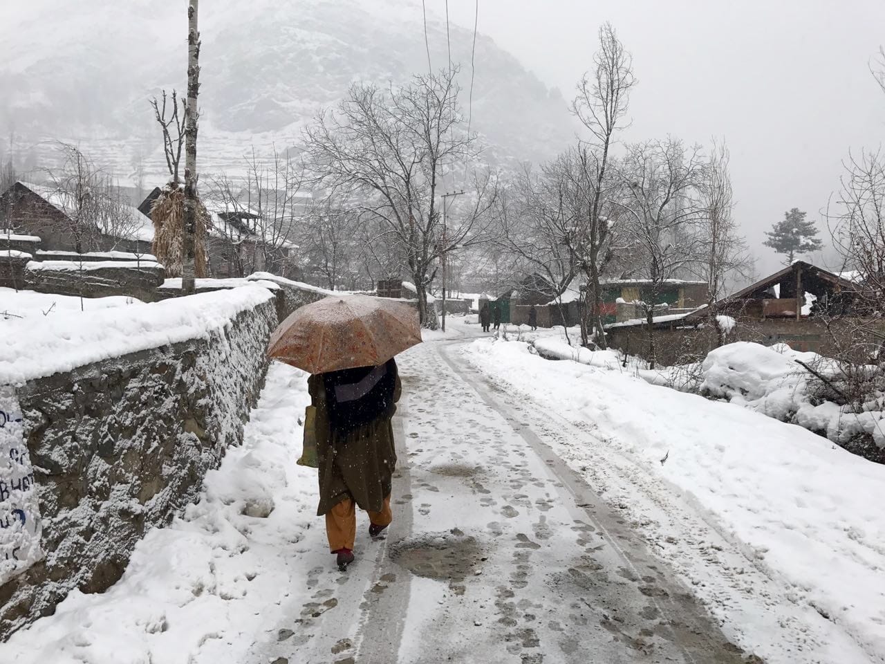 snowfall in kashmir results problem to people