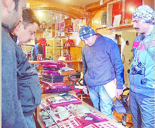 roberry in jwellery shop