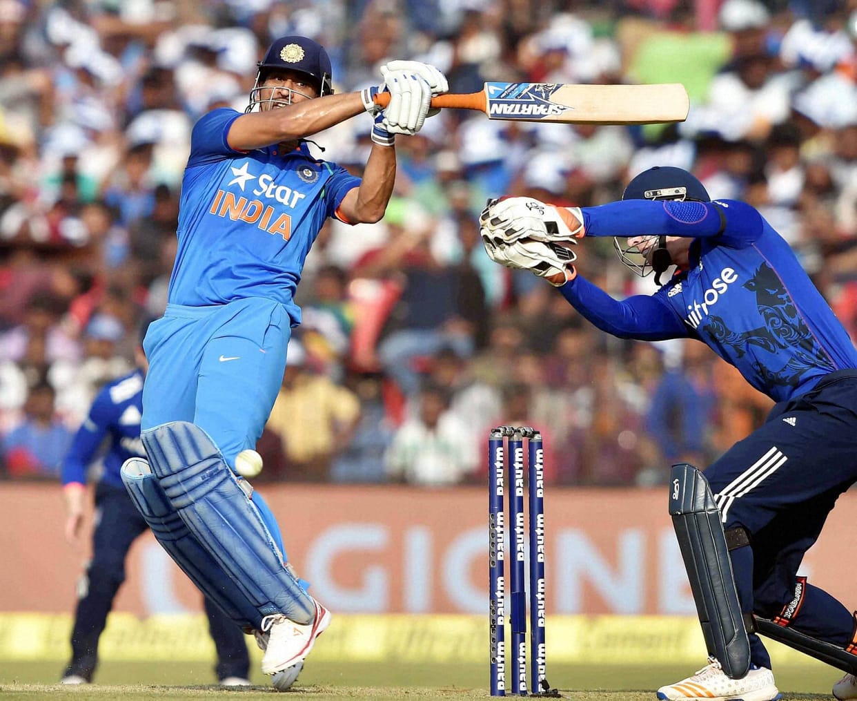 mohammad azharuddin feels ms dhoni can play till 2019 world cup