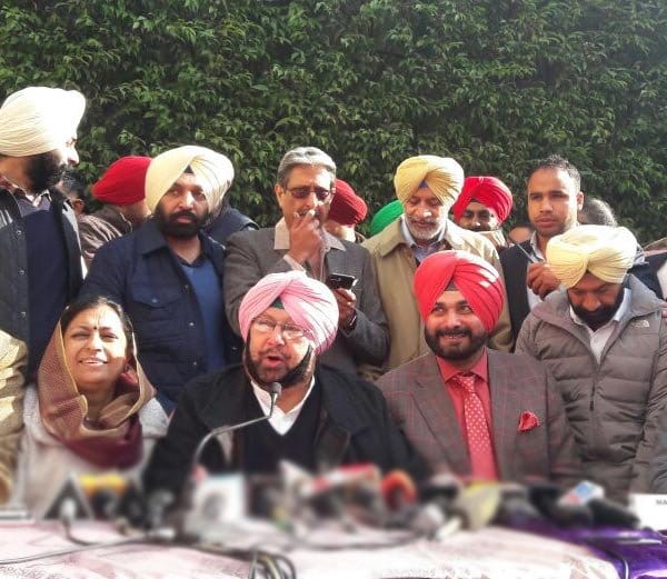 captain amrinder singh joking with navjot sidhu on question of wife election seats