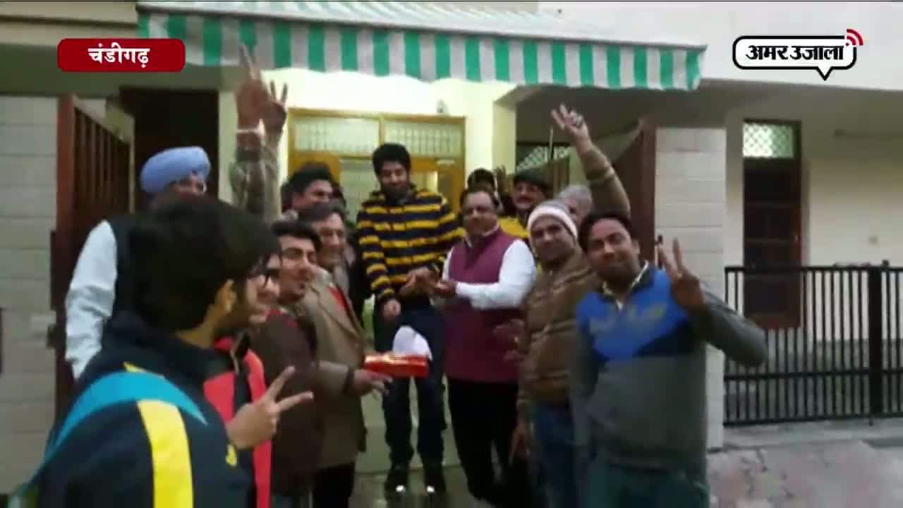 युवराज सिंह के घर पर प्रशंसक