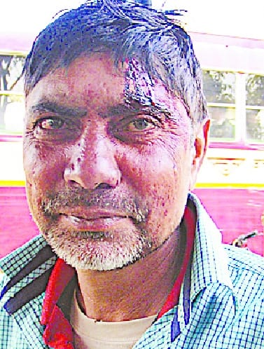 Passengers on the bus did not stop the stone throwing