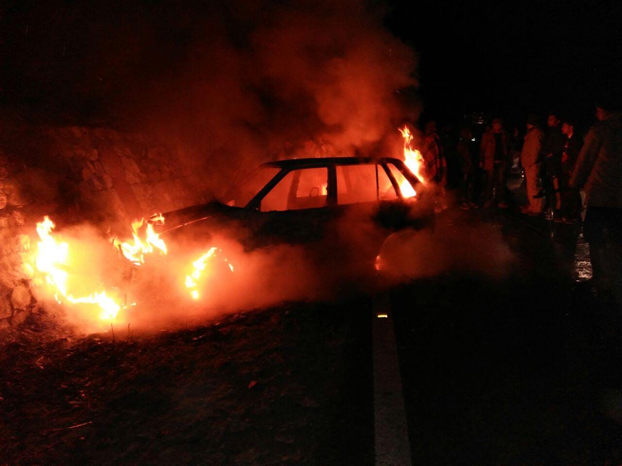 car burn after accident, two died.