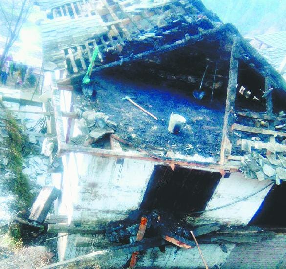 fire in house, three room destroy