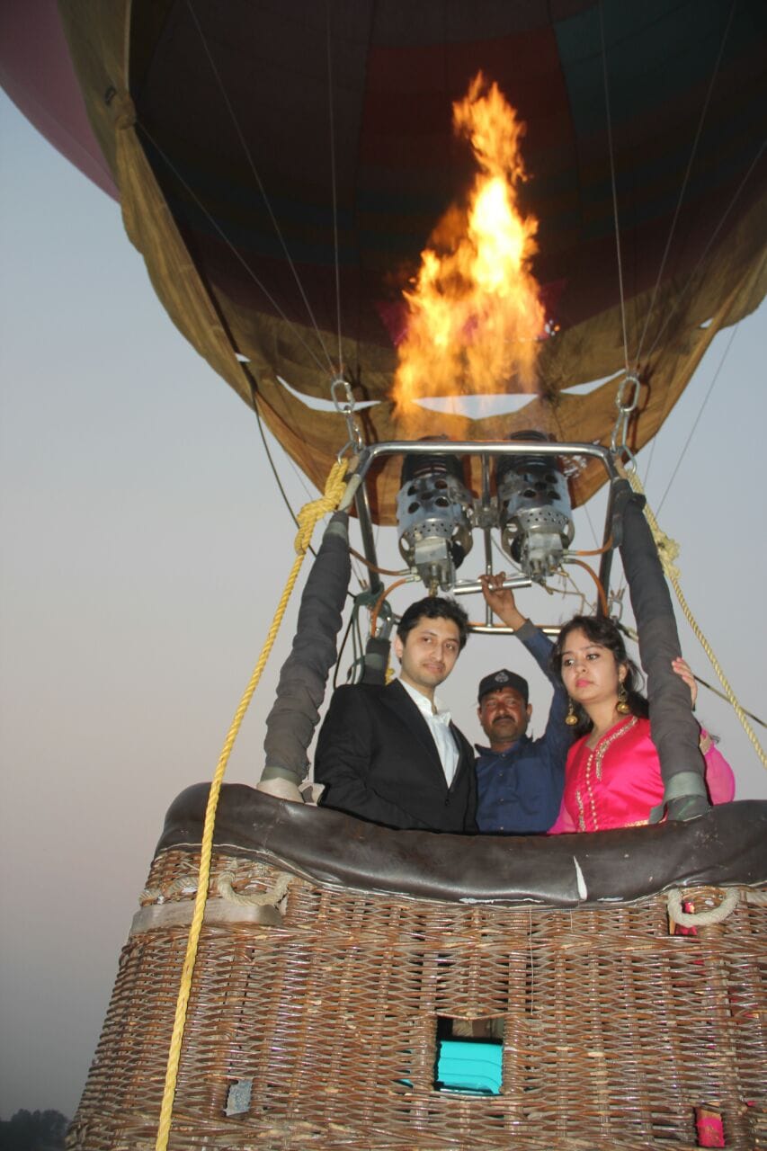 Kanpur girl got ingagement in hot air baloon