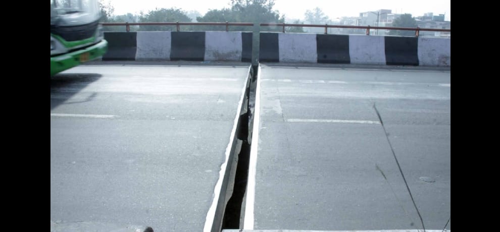 crack broadens in lajpat nagar flyover, pwd says its because of winters