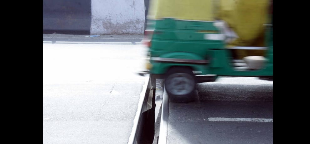 crack broadens in lajpat nagar flyover, pwd says its because of winters
