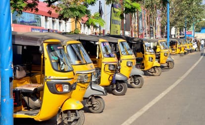 crime: passengers looted auto driver for not accepting old 500 rupee note