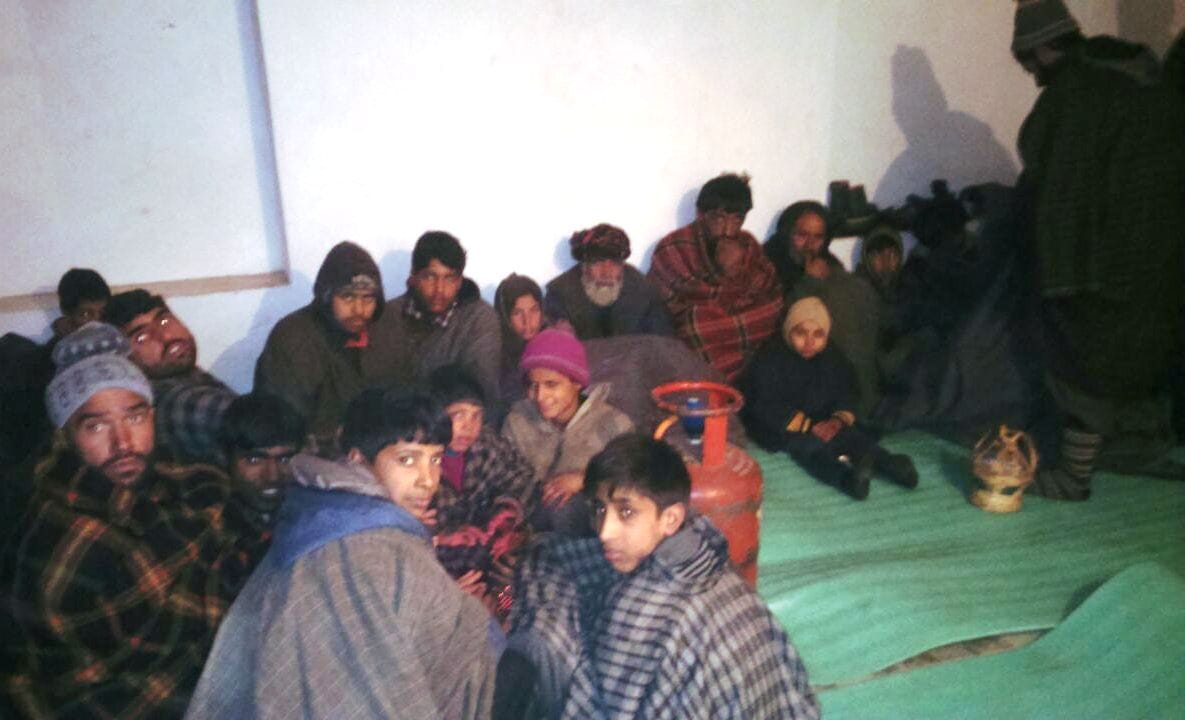 indian army rescued 200 people stucked in snow