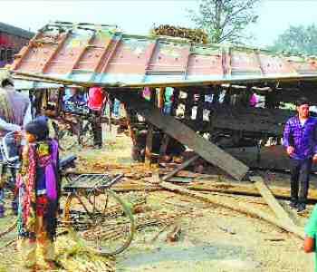 collision in train and truck , the train stood for an hour