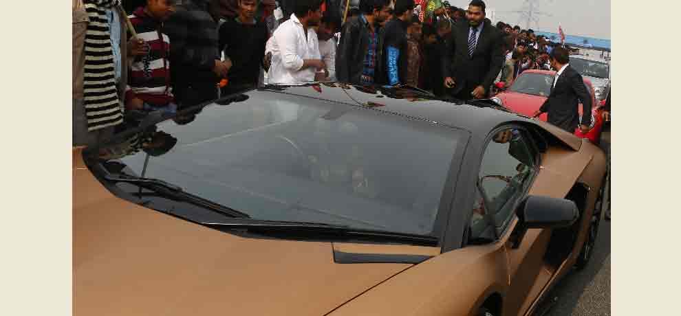 Lamborghini car arrived in noida people crowed made traffic jam 