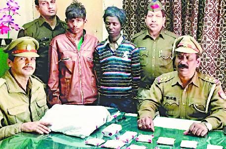 Doon Express traveler's purse, two evil robbers arrested
