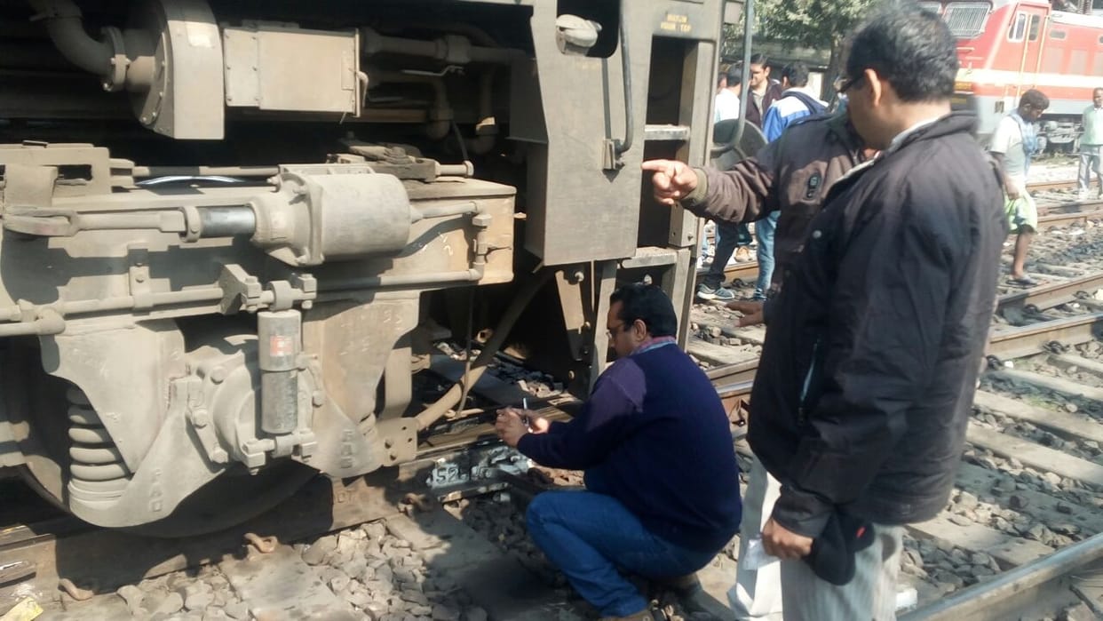 pharrukhaabaad-shikohaabaad paisenjar tren ka injan kharaab