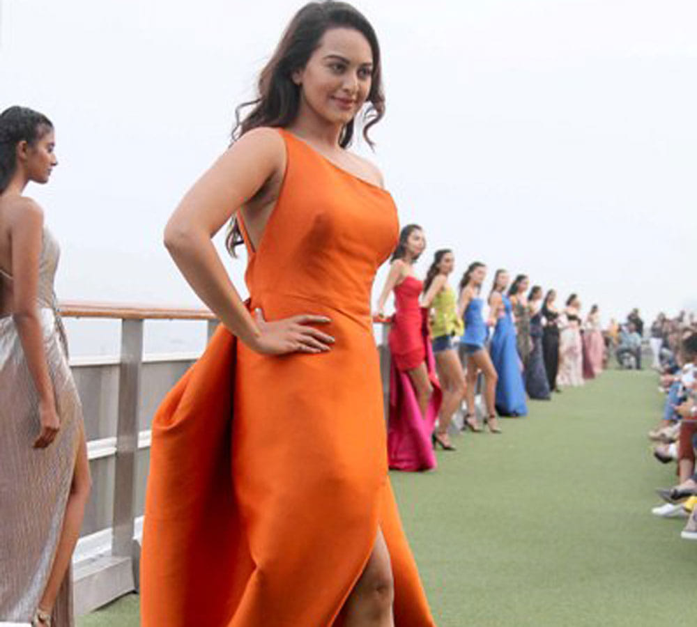 sonakshi sinha in lakme fashion week 2017