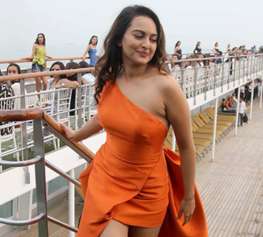 sonakshi sinha in lakme fashion week 2017