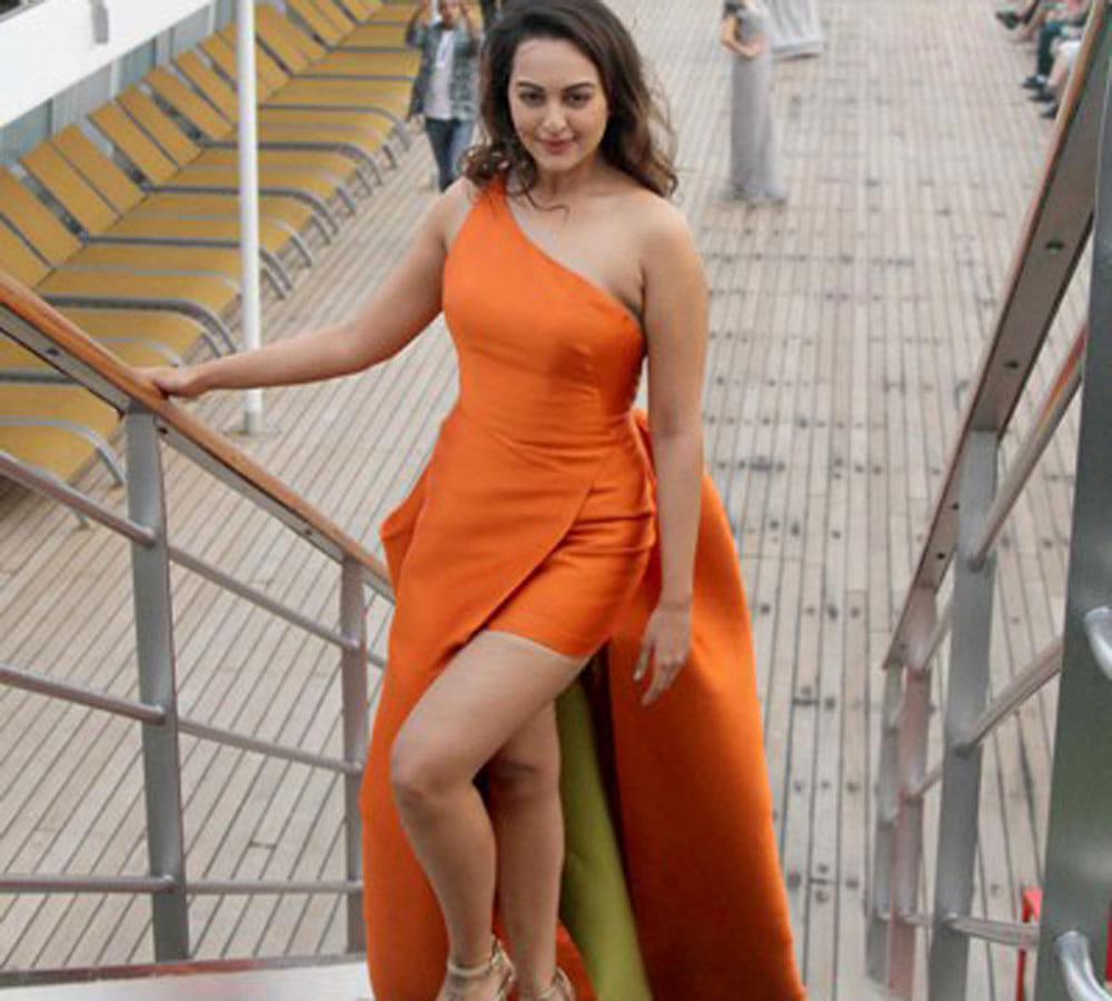 sonakshi sinha in lakme fashion week 2017