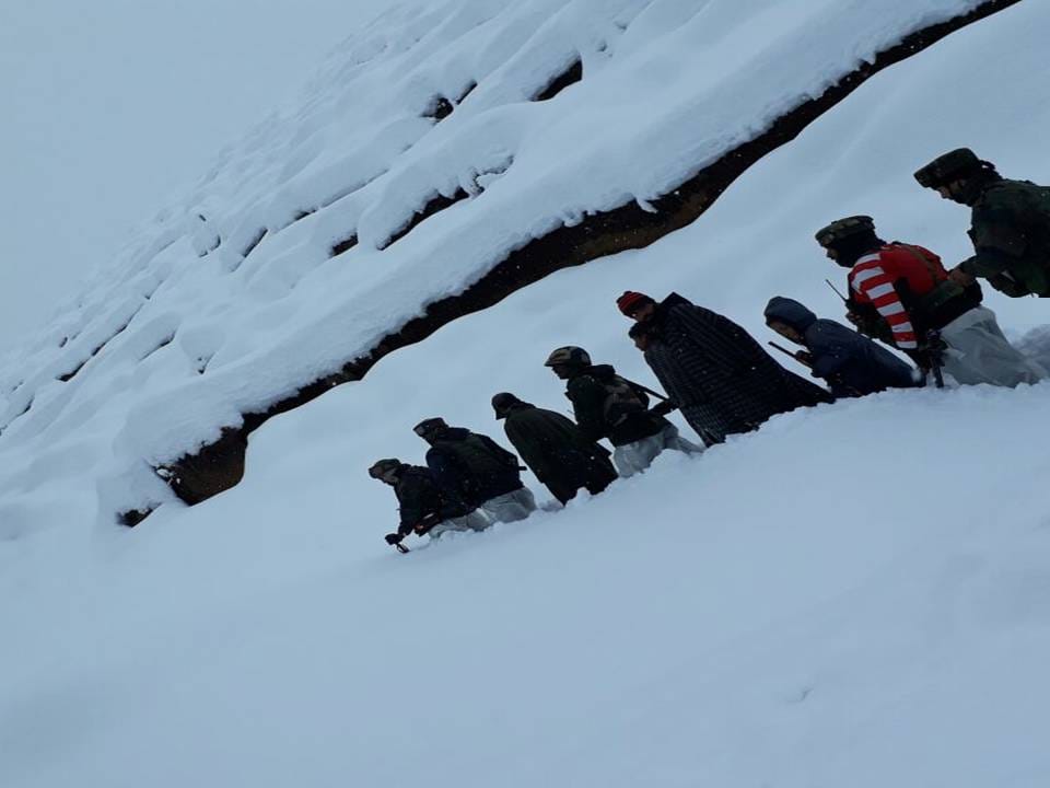 indian army rescued 200 people stucked in snow