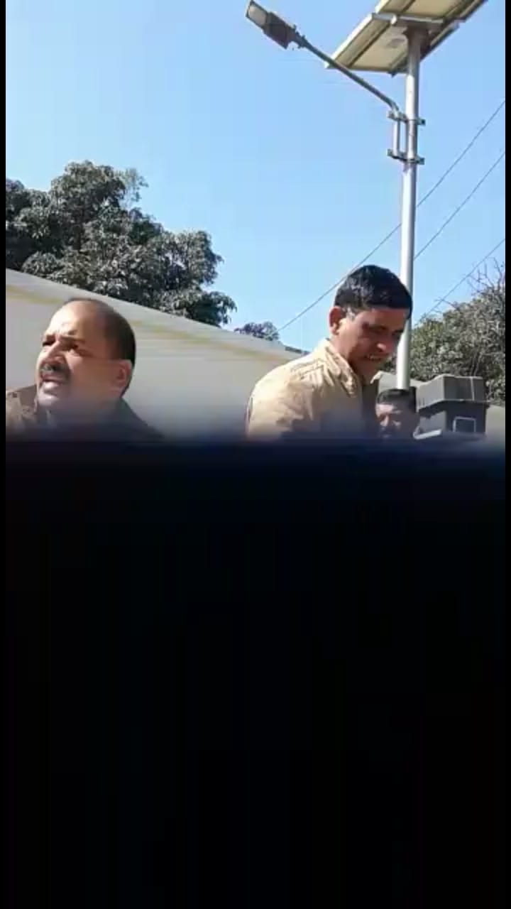 SO and SI fight in public in sitapur.