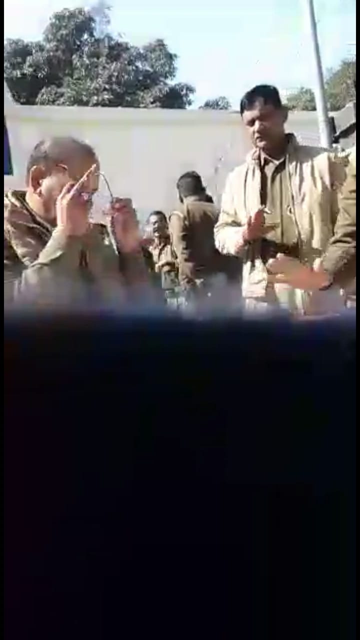 SO and SI fight in public in sitapur.