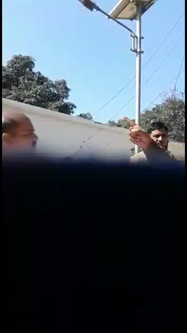 SO and SI fight in public in sitapur.