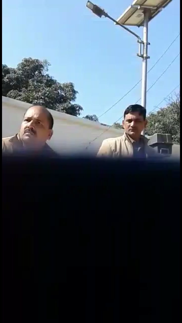 SO and SI fight in public in sitapur.