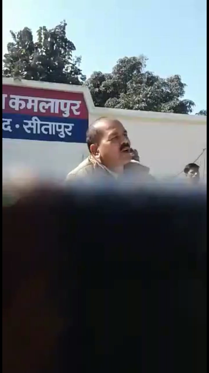 SO and SI fight in public in sitapur.