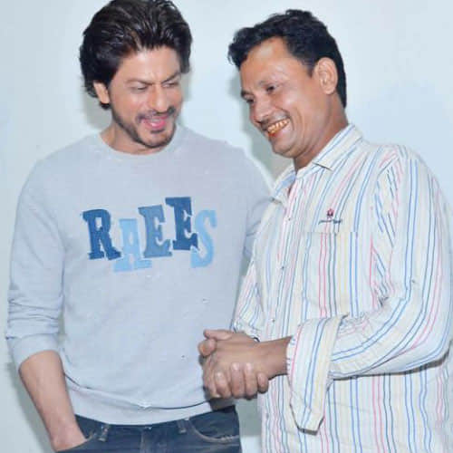 shahrukh's fan gift him a pair of shoes