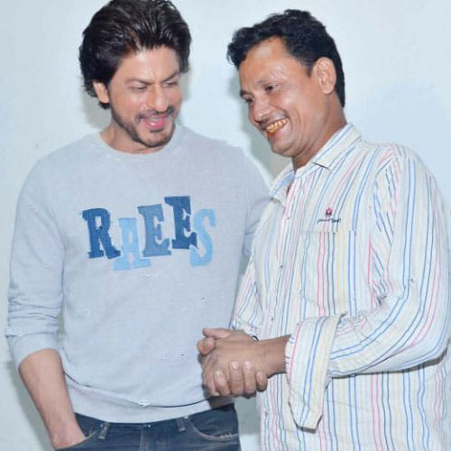 shahrukh's fan gift him a pair of shoes