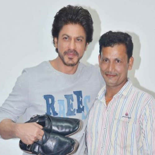 shahrukh's fan gift him a pair of shoes