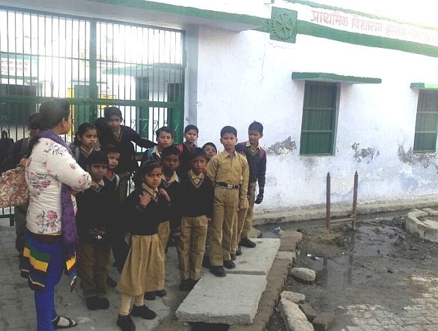 Sister school teacher does not come from the old lock hanging