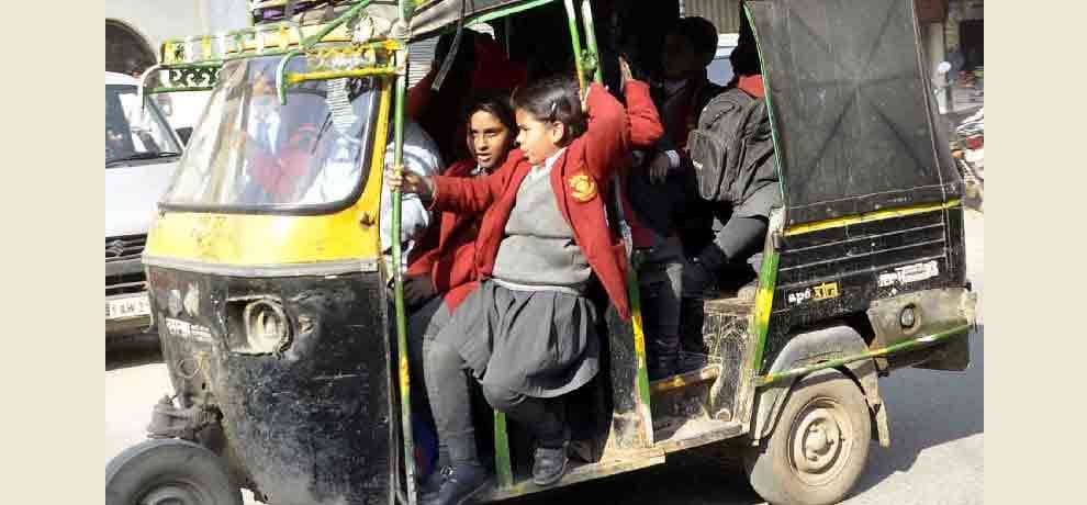 schools kids are facing dengar on road in gurugram delhi