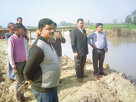 Check the track bursts Ghatampur distributary