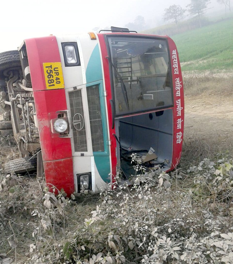 Roadways bus-container In the collision, three injured