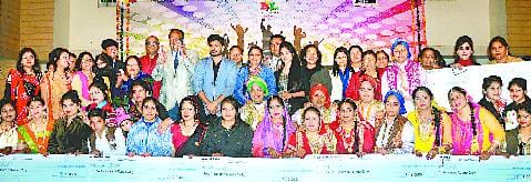 'Aaja Nachle' shifting Danced by women