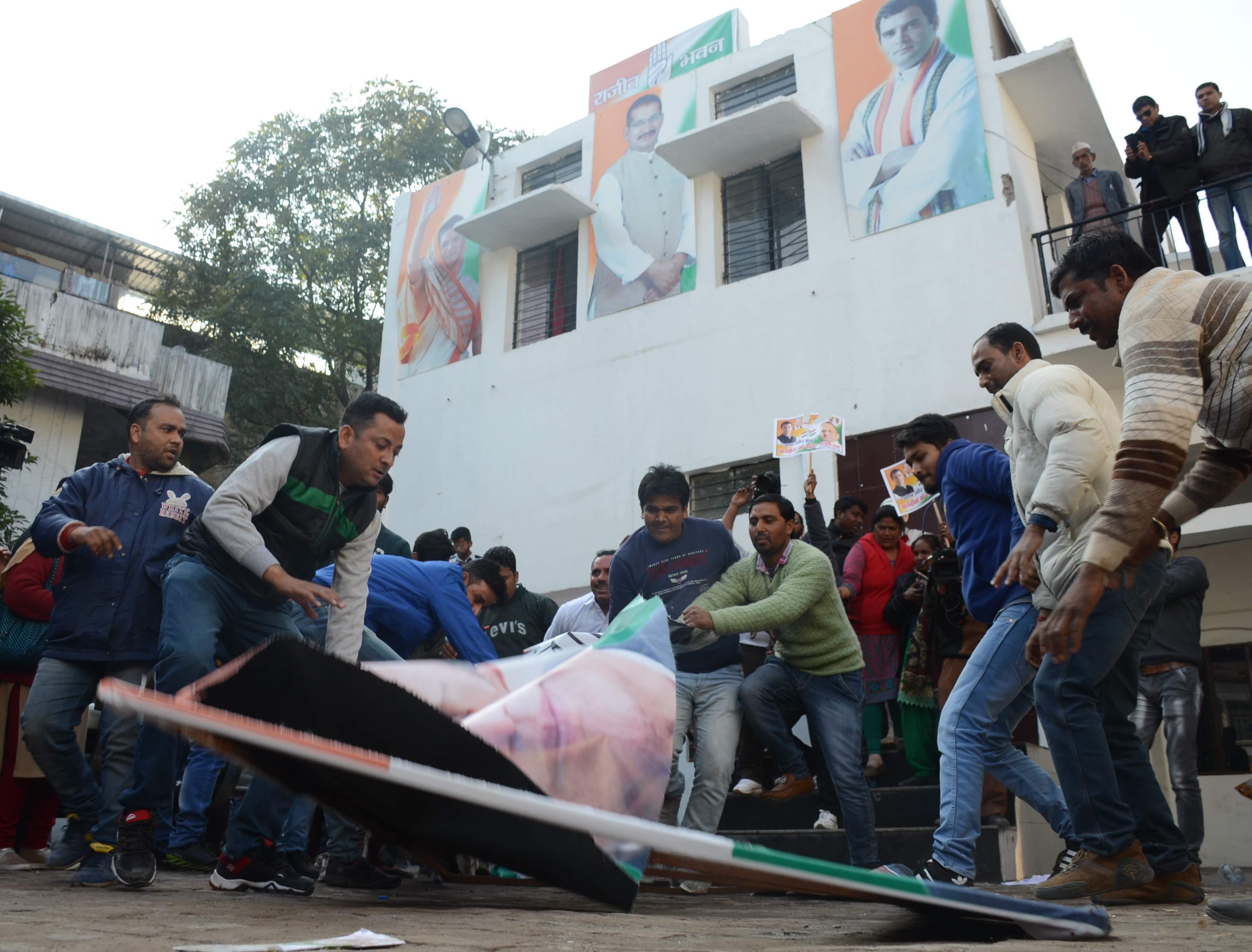 leader supporter want to burn himself in dehradun