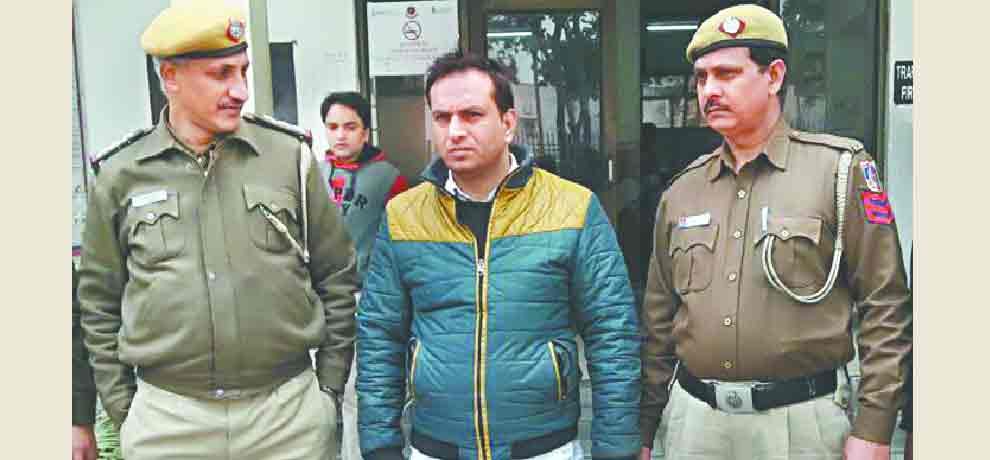 man arrested after doing fraud with five thousand people in delhi 