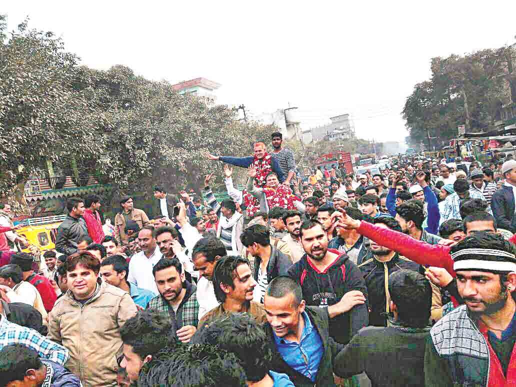 samajwadi party worker and police became angry