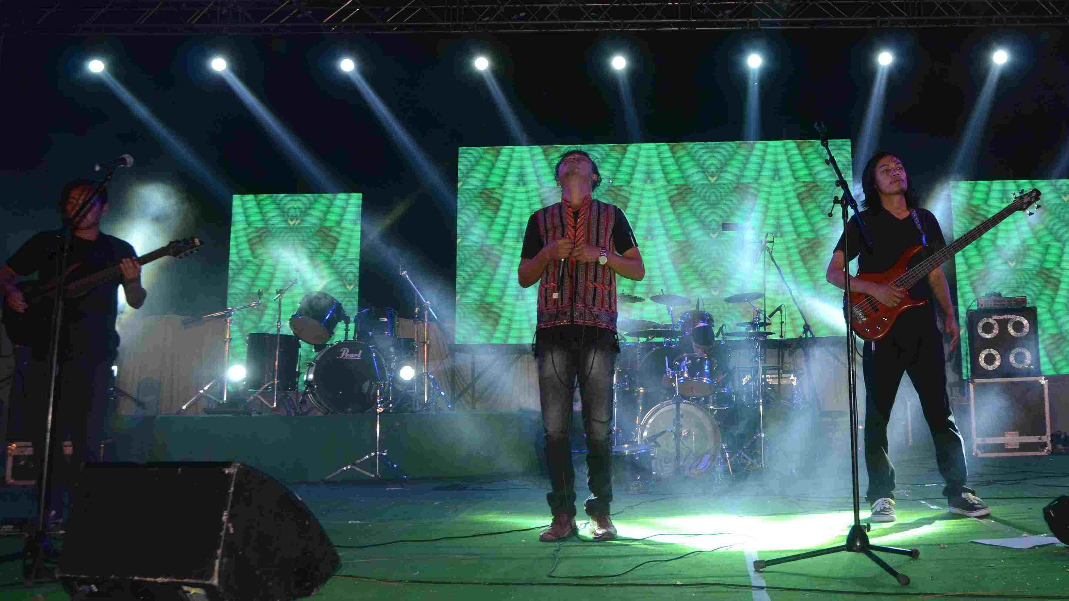 iit bhu: westorn band and sweadon metal rock performance in kashiyatra