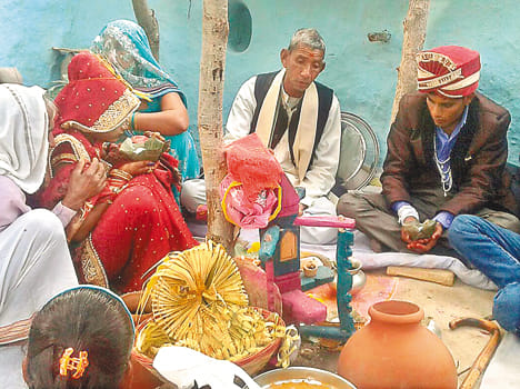 poor girl got married with the help of villagers