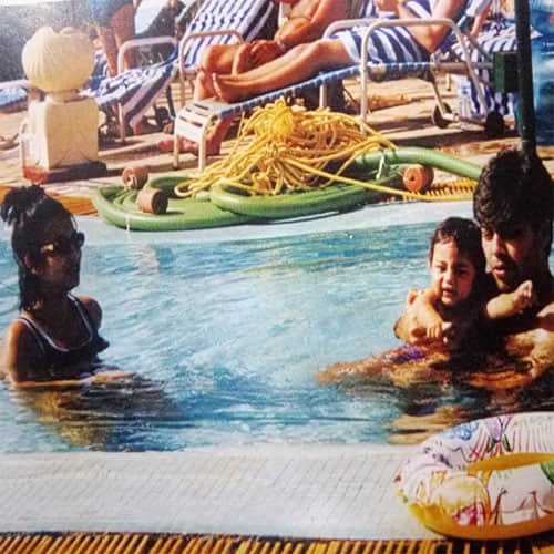 karan johar enjoy with gauri khan in swimming pool