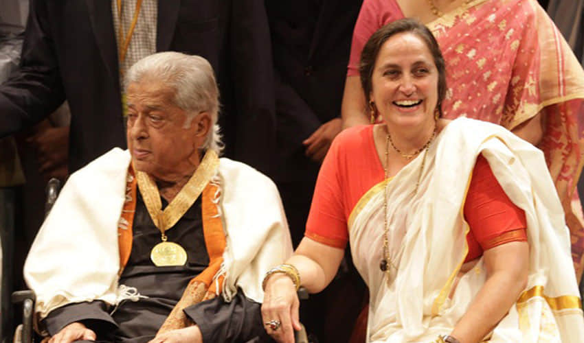 sanjana kapoor having beer in a public event