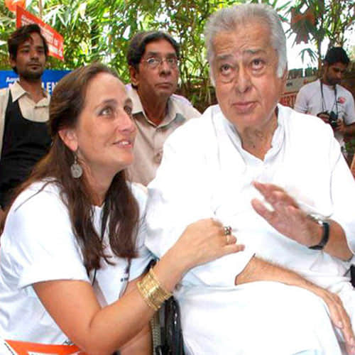 sanjana kapoor having beer in a public event