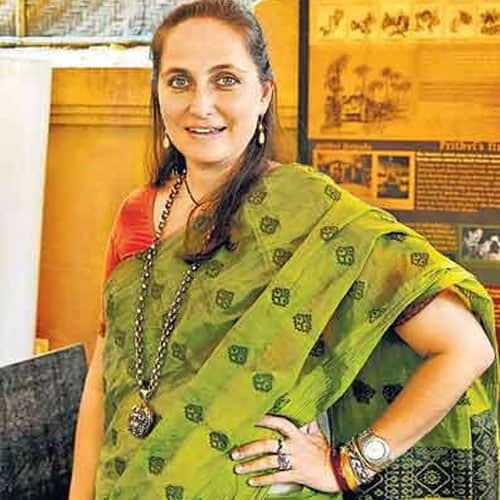 sanjana kapoor having beer in a public event