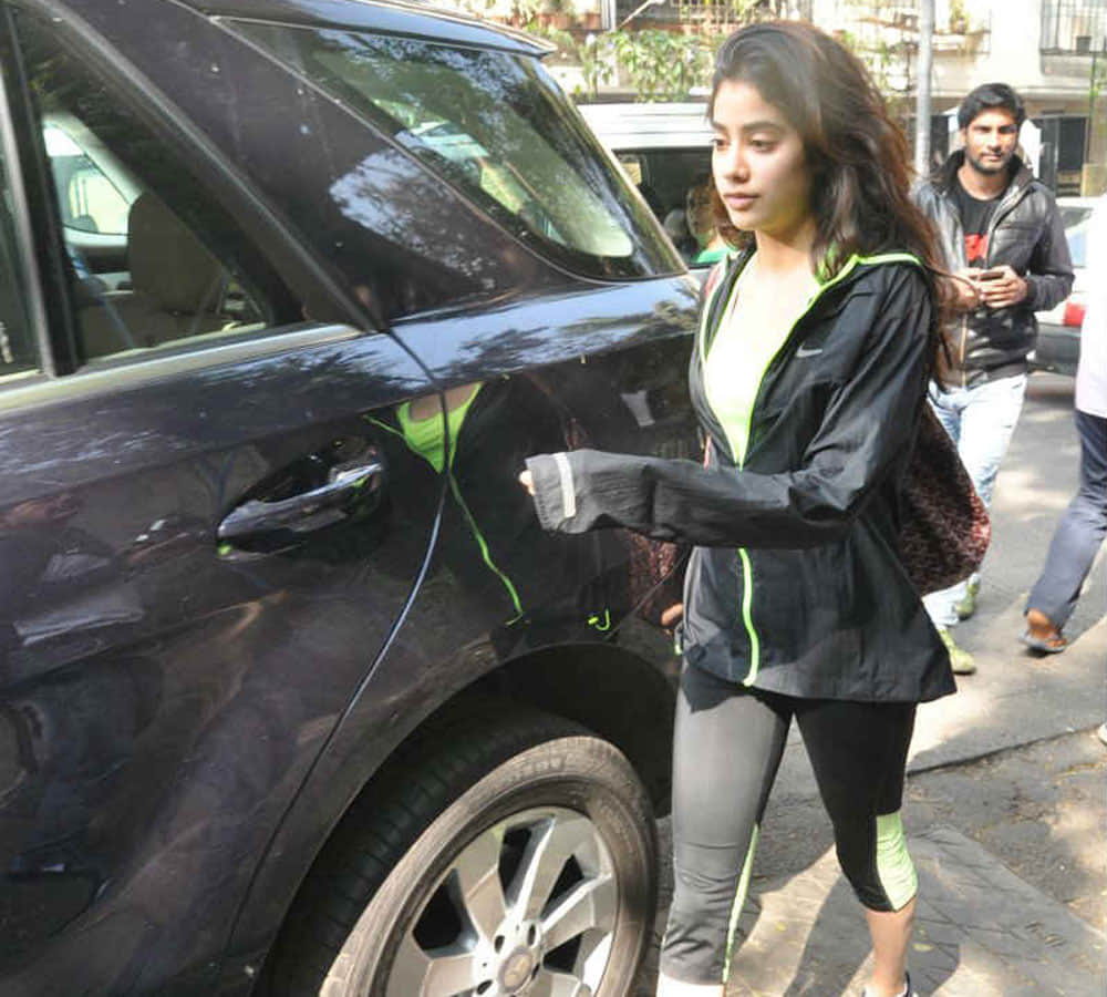sridevi daughter jhanvi kapoor dating with boyfriend shikhar pahadiya