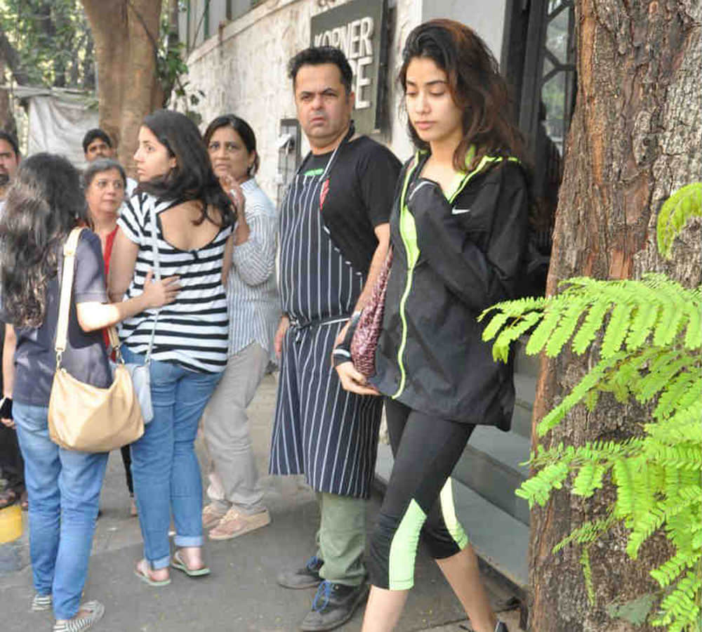 sridevi daughter jhanvi kapoor dating with boyfriend shikhar pahadiya
