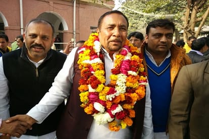 sangeet som samet in diggajon ne kiya parcha daakhil