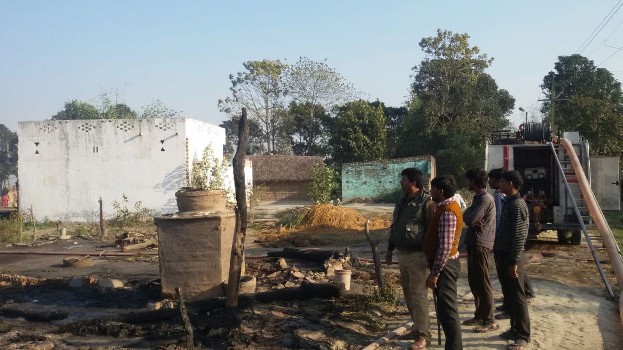 The spark in high tension line Fire, 30 home burned