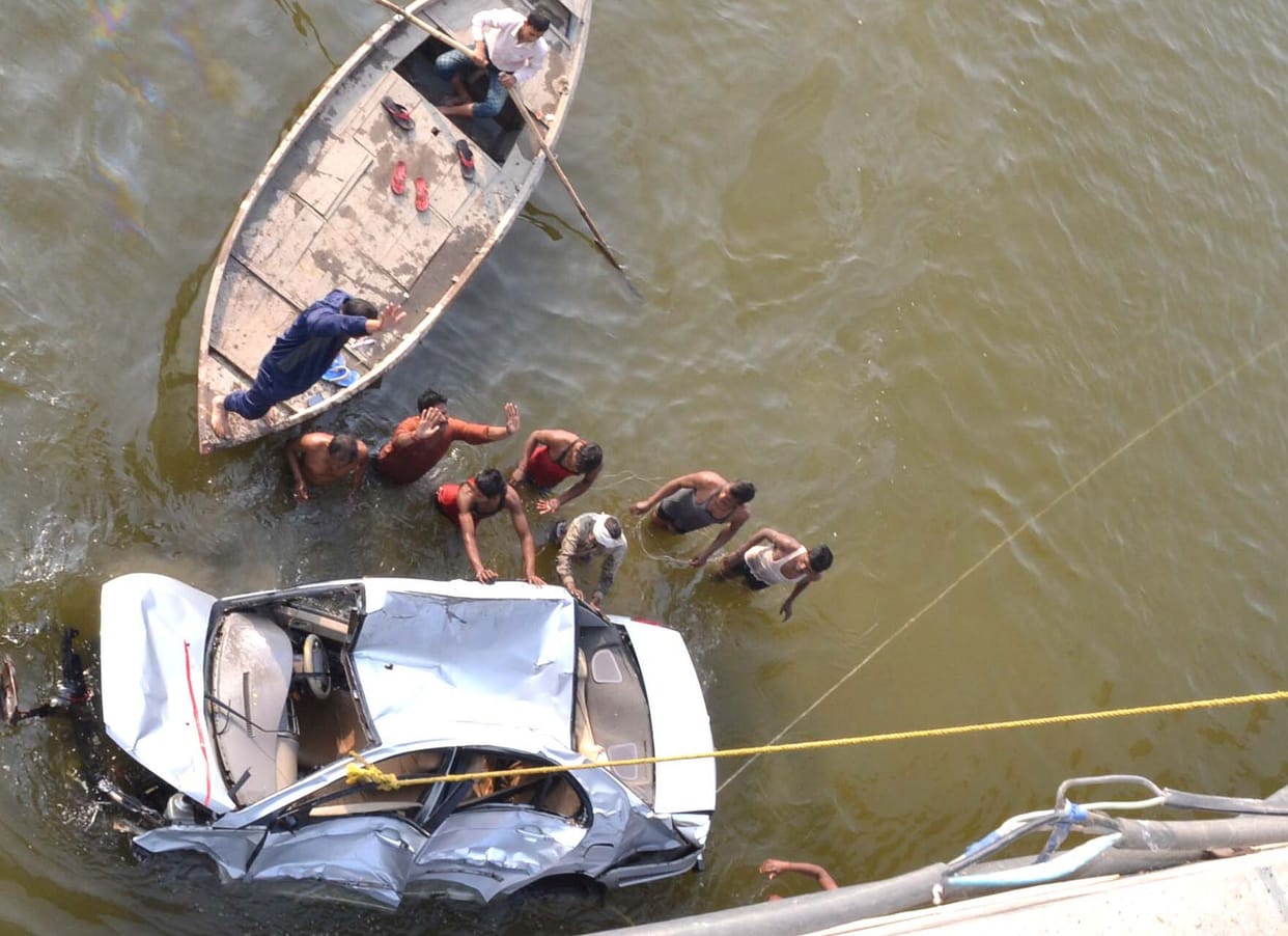car fell into ganga river in raebareli