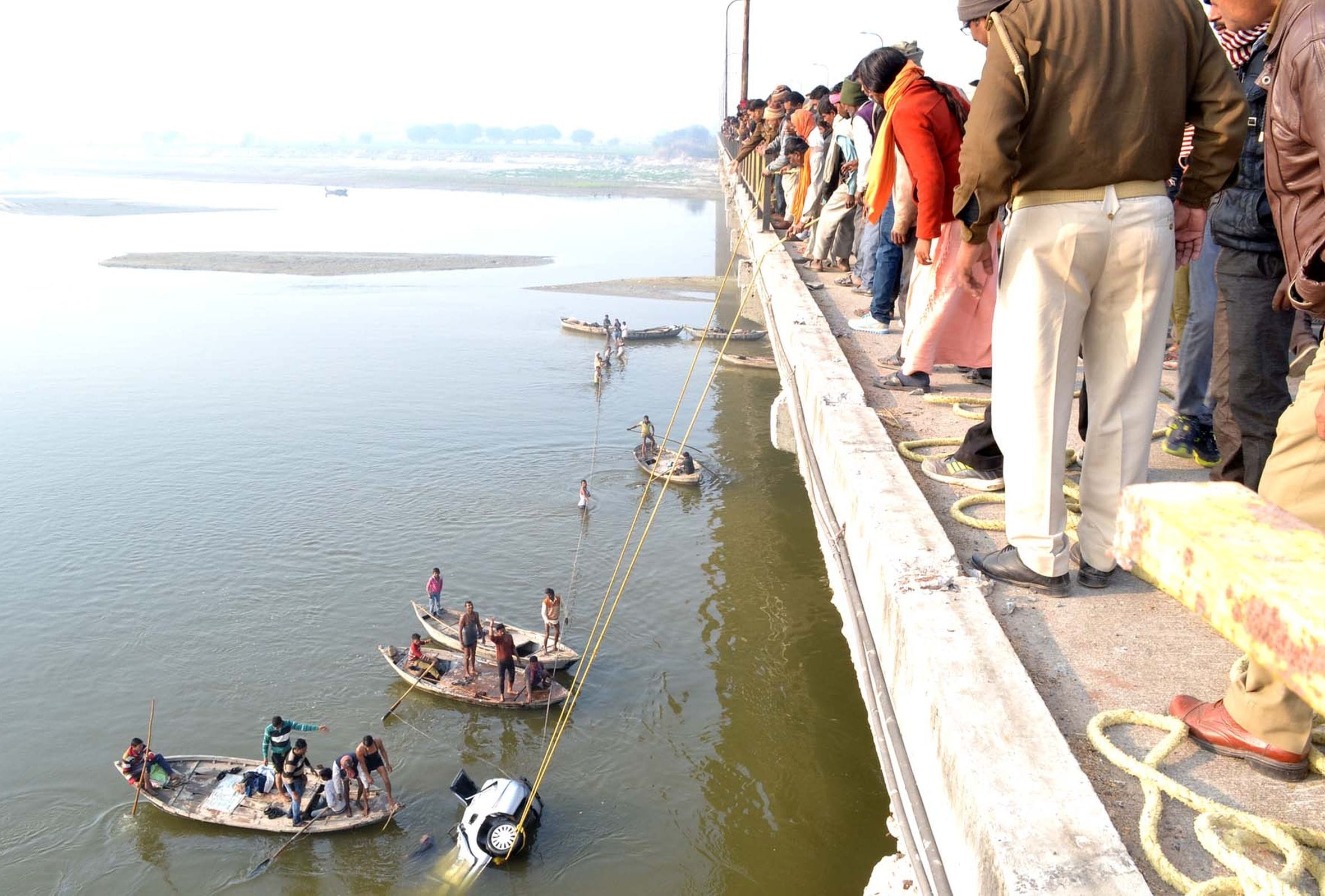 car fell into ganga river in raebareli