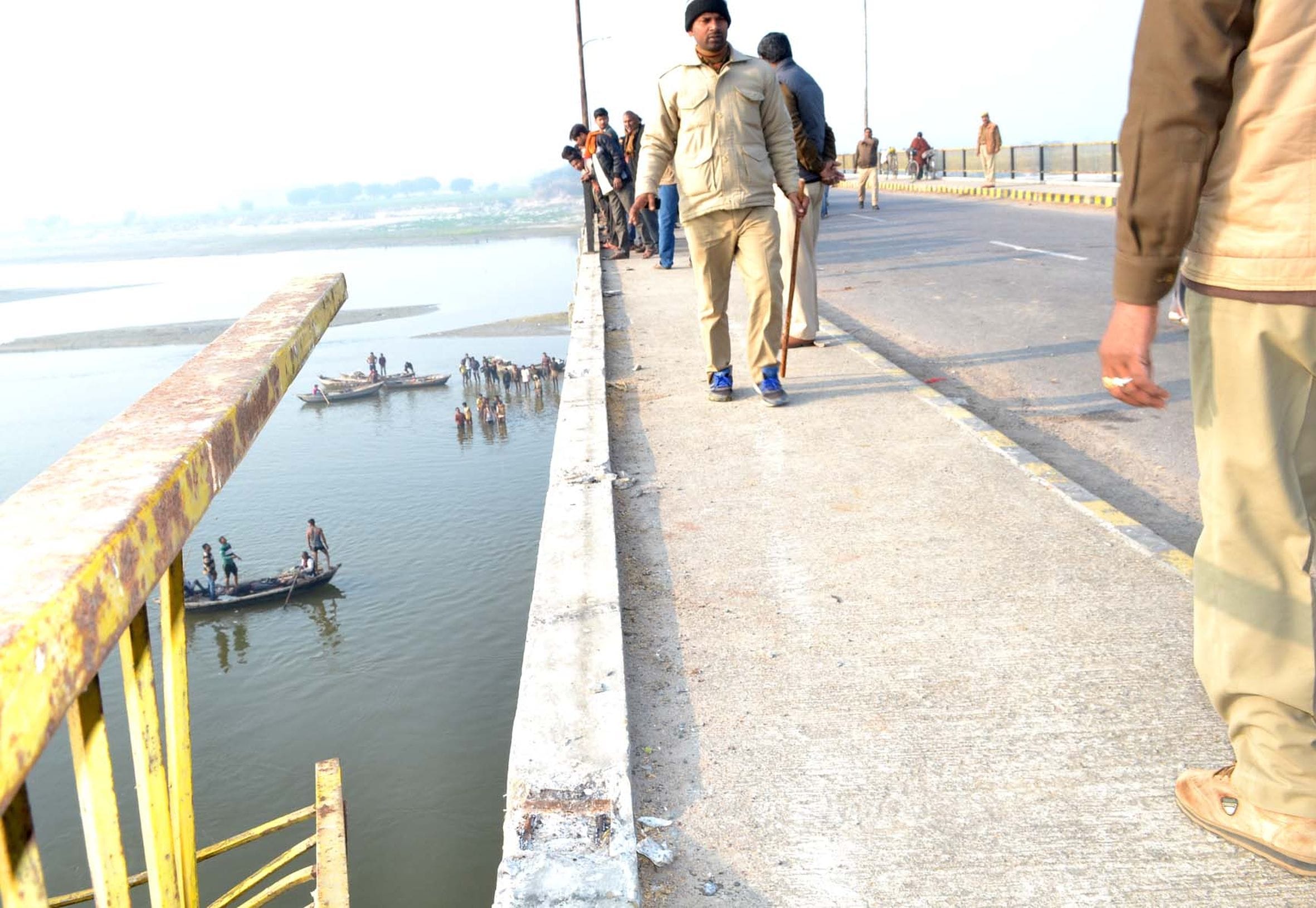 car fell into ganga river in raebareli